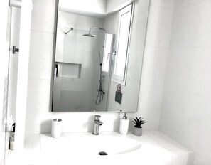 Douche, articles de toilette (gratuits), séchoir à cheveux