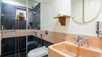 Shower, hydromassage showerhead, free toiletries, hair dryer