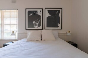 2 soverom, skrivebord, strykejern/-brett og reiseseng for barn