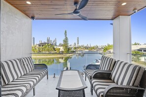 Terrace/patio - Villa Paradiso Holiday Home (Surfers Paradise)