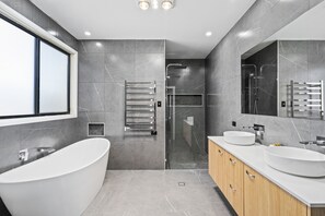 Bathroom - Villa Paradiso Holiday Home (Surfers Paradise)