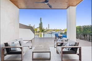 4 bedrooms, free WiFi - Villa Paradiso Holiday Home (Surfers Paradise)