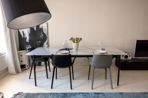 Comfort-Apartment | Essbereich im Zimmer
