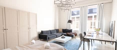 Comfort appartement | Woonruimte | Een 40-inch flatscreentelevisie met kabelzenders en televisie