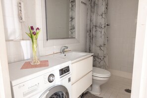Apartamento Confort | Baño | Ducha, secador de pelo, toallas y jabón