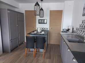 Kühlschrank, Mikrowelle, Ofen, Geschirrspüler
