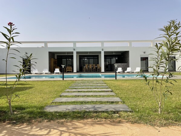 حمّام سباحة خارجي