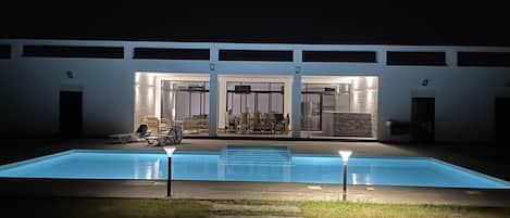 Una piscina al aire libre