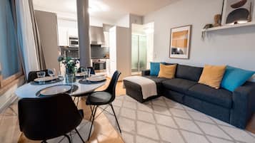1 habitación, escritorio, tabla de planchar con plancha y cunas