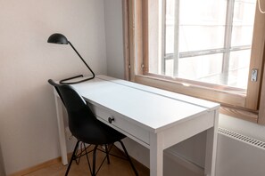 Departamento Deluxe | 1 habitación, escritorio, tabla de planchar con plancha y cunas