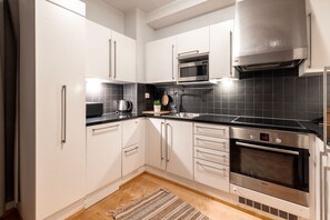 Deluxe-huoneisto | Yksityinen keittiö | Jääkaappi, mikroaaltouuni, uuni, liesi