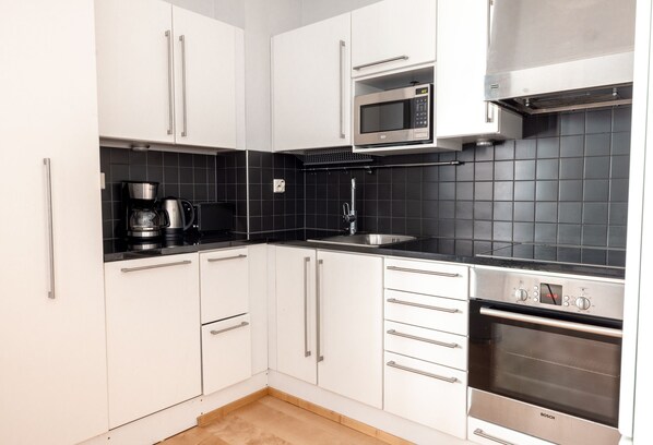 Deluxe Apartment | Private kitchen | Fridge, microwave, oven, stovetop