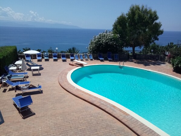 حمّام سباحة خارجي