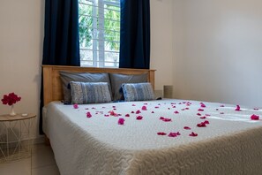 2 chambres, fer et planche à repasser, lit de bébé portatif