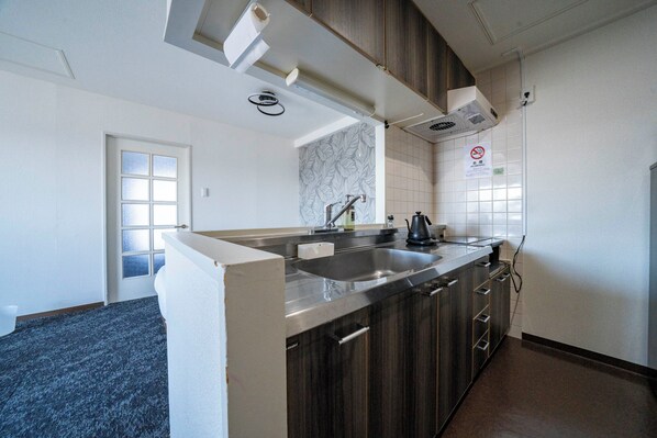 Suite | Cocina privada | Refrigerador, microondas, parrilla de estufa y tostadora 
