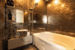 Suite junior | Baño | Ducha y bañera combinadas, secador de pelo, zapatillas y bidé