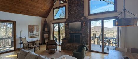 Televisie, een open haard en een kantoor