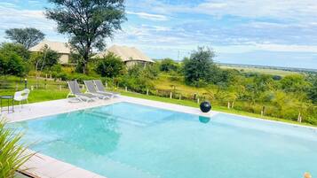 Außenpool, Sonnenschirme, Liegestühle