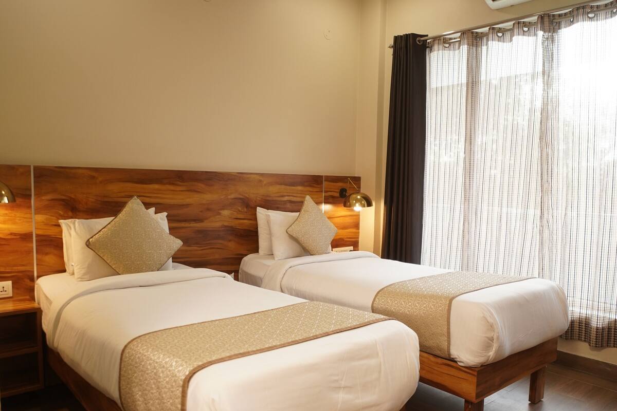 Deluxe Twin Room | Meja, langsir/tirai gelap terus, kalis bunyi, seterika/papan seterika 