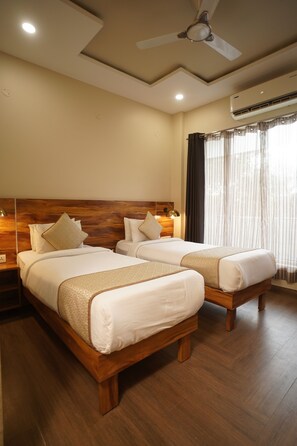 Deluxe Twin Room | Desk, blackout drapes, soundproofing, iron/ironing board - Royal Residence Near 32nd Milestone (Gurugram)