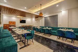 Daily buffet breakfast for a fee - Royal Residence Near 32nd Milestone (Gurugram)