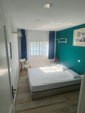 Tabla de planchar con plancha, wifi gratis, ropa de cama
