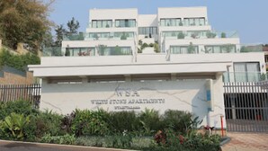 Un edificio moderno con un letrero que dice "WASA WESTERN STATE APARTMENTS".