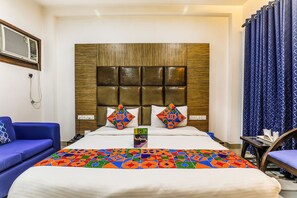 Egyptian cotton sheets, premium bedding, desk, soundproofing - Fabhotel The Residency (Gurugram)