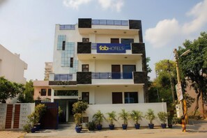 Property entrance - Fabhotel The Residency (Gurugram)