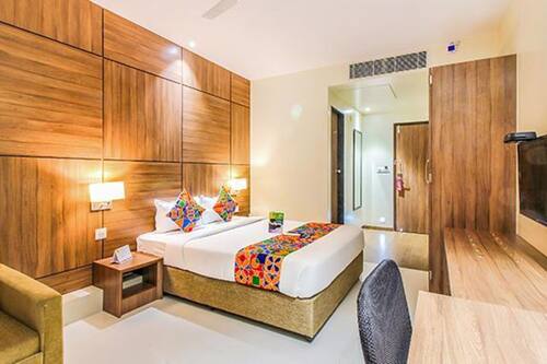 Executive Room | Egyptian cotton sheets, premium bedding, desk, soundproofing