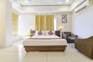 Luxury Room | Egyptian cotton sheets, premium bedding, desk, free WiFi - Fabhotel Prime Kingfisher (Udaipur)