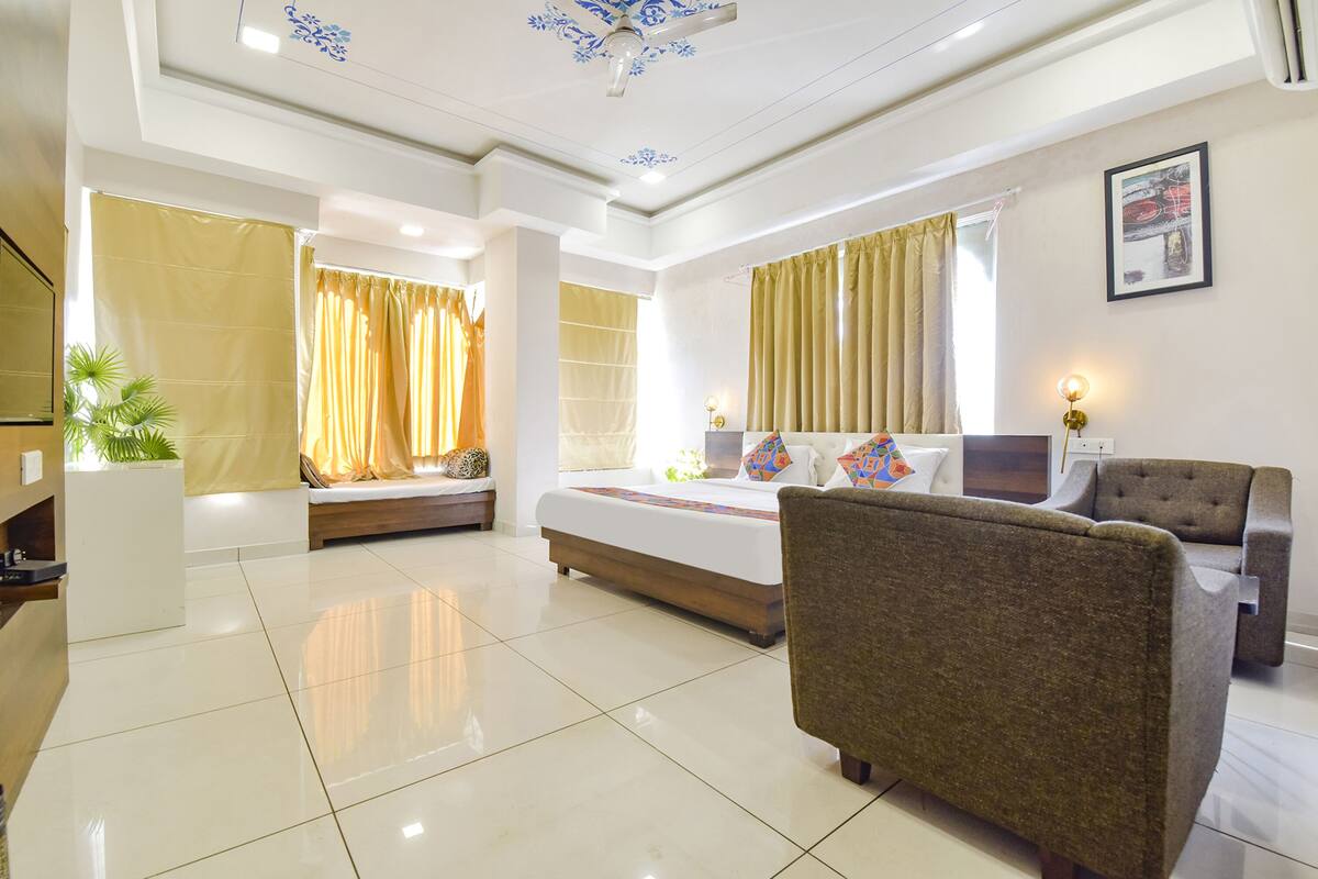 Habitación de lujo | Sábanas de algodón egipcio, ropa de cama de alta calidad y escritorio