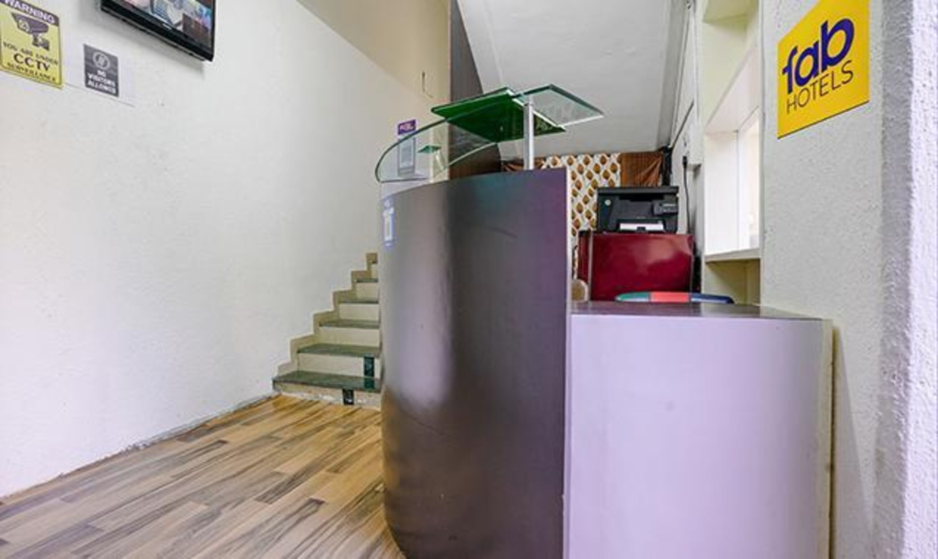 Un escalier menant à un palier où se trouvent un bureau et une chaise.