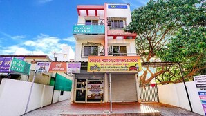 Un edificio con un letrero de Durga Motor Driving School.
