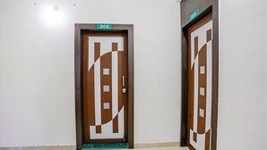 Dos puertas con diseños geométricos, cada una con un número.
