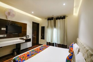 Egyptian cotton sheets, premium bedding, desk, free WiFi - Fabhotel Grand Stay (New Delhi)