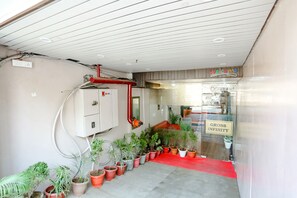 Property entrance - FabHotel Delta Suites I (New Delhi)