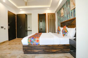 Egyptian cotton sheets, premium bedding, desk, free WiFi - FabHotel Delta Suites I (New Delhi)