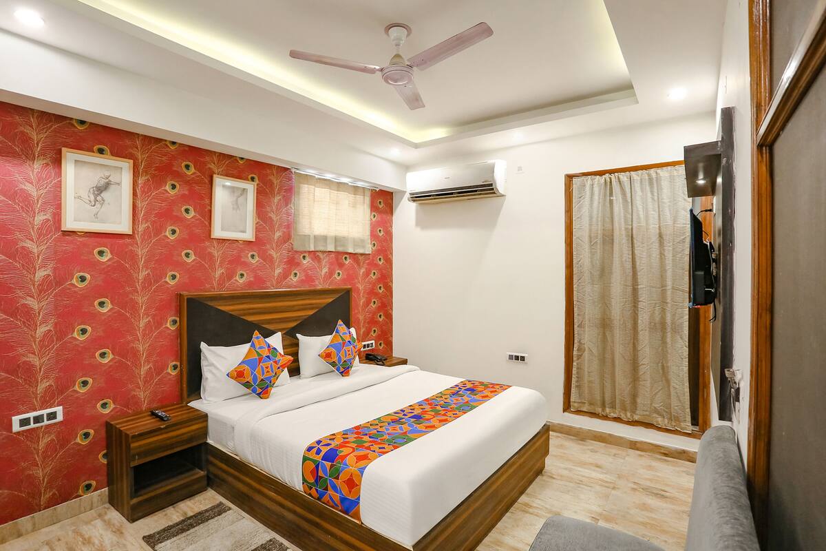 Egyptian cotton sheets, premium bedding, desk, free WiFi