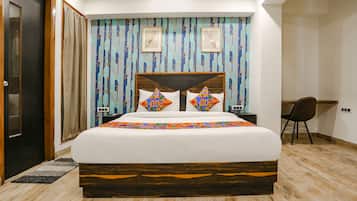 Egyptian cotton sheets, premium bedding, desk, free WiFi
