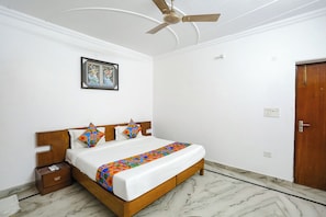 Egyptian cotton sheets, premium bedding, desk, free WiFi - FabHotel Premium Rooms (New Delhi)