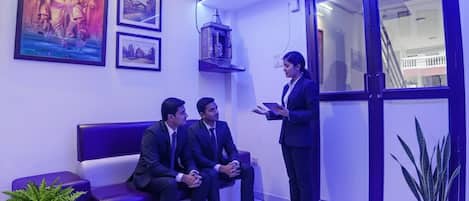 Coin salon dans le hall