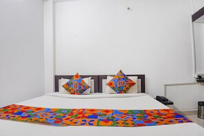 Egyptian cotton sheets, premium bedding, desk, free WiFi - FabHotel The Vinayak (Bhopal)