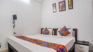 Egyptian cotton sheets, premium bedding, desk, free WiFi