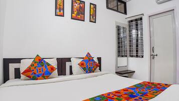 Egyptian cotton sheets, premium bedding, desk, free WiFi