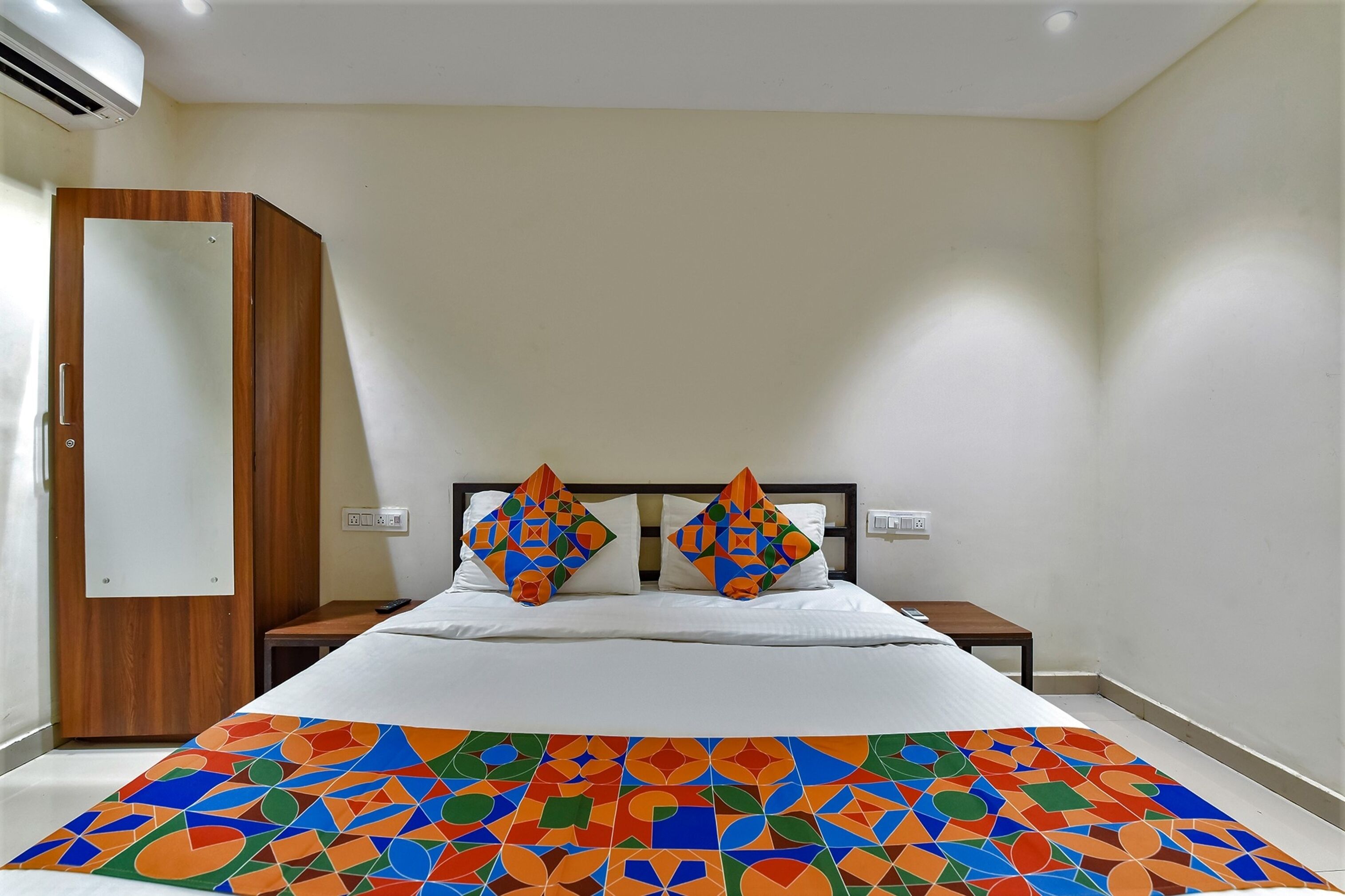 egyptian cotton sheets, premium bedding, desk, free wifi