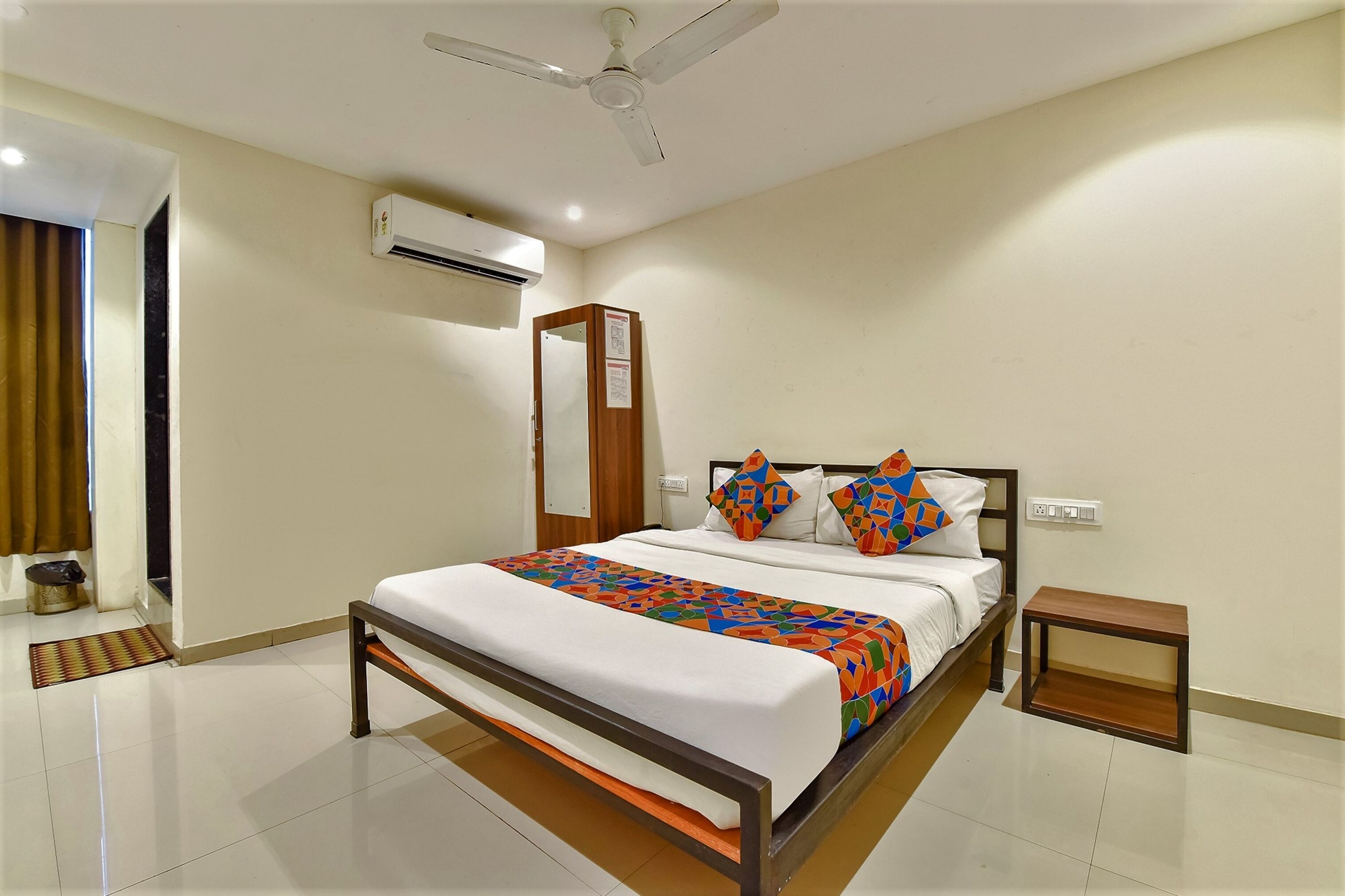 egyptian cotton sheets, premium bedding, desk, free wifi