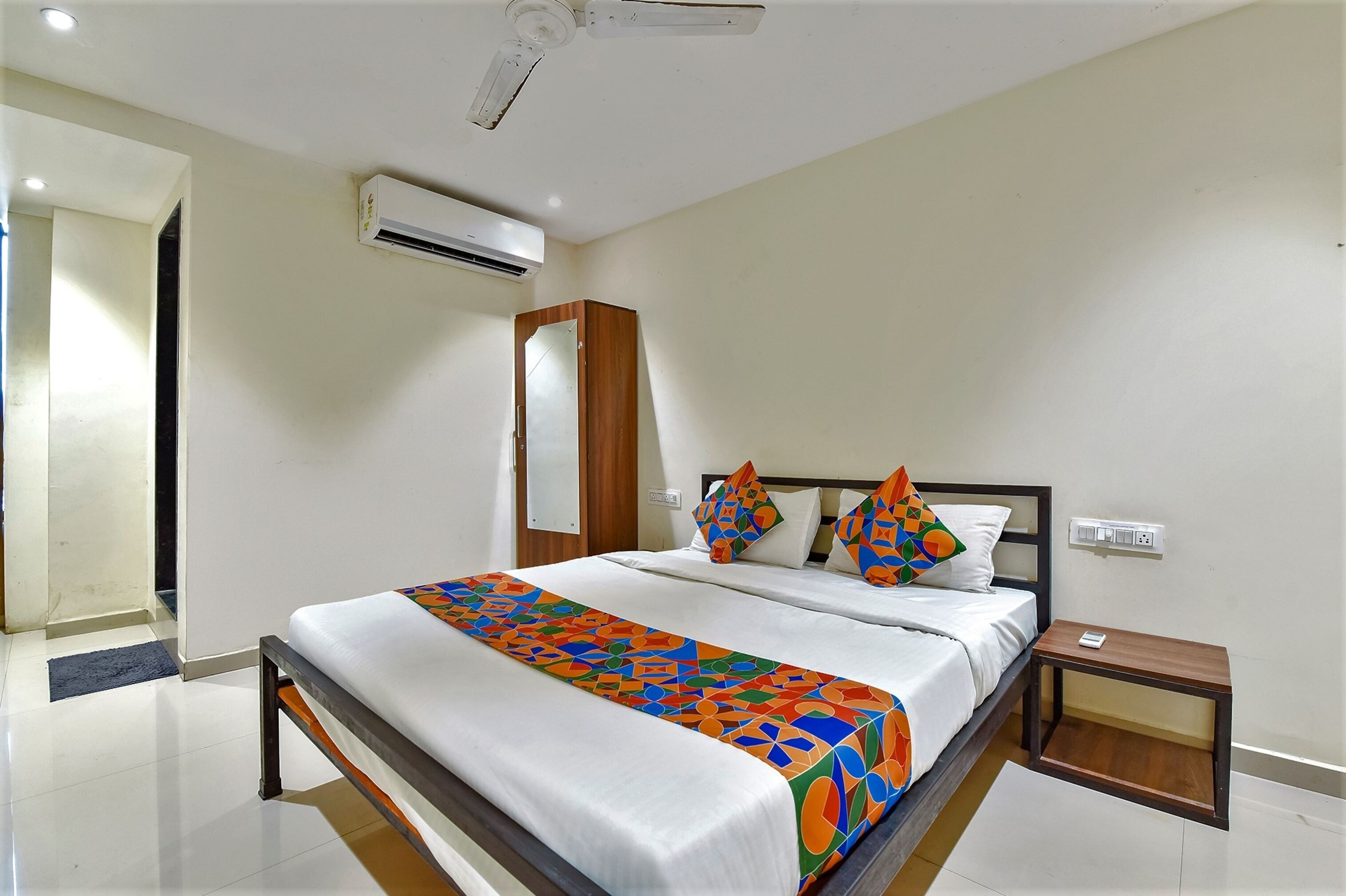 egyptian cotton sheets, premium bedding, desk, free wifi