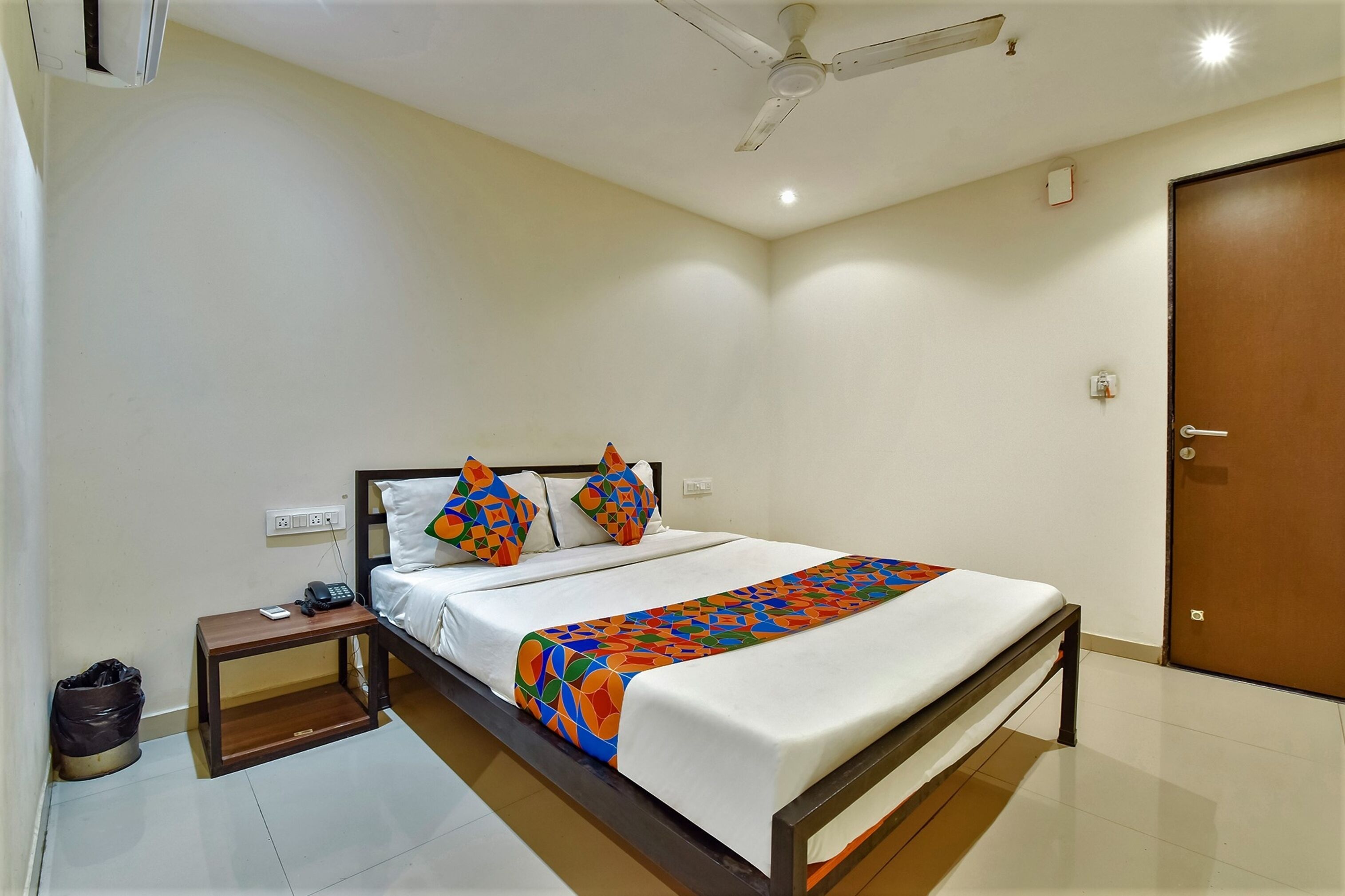 deluxe room | egyptian cotton sheets, premium bedding, desk, free wifi