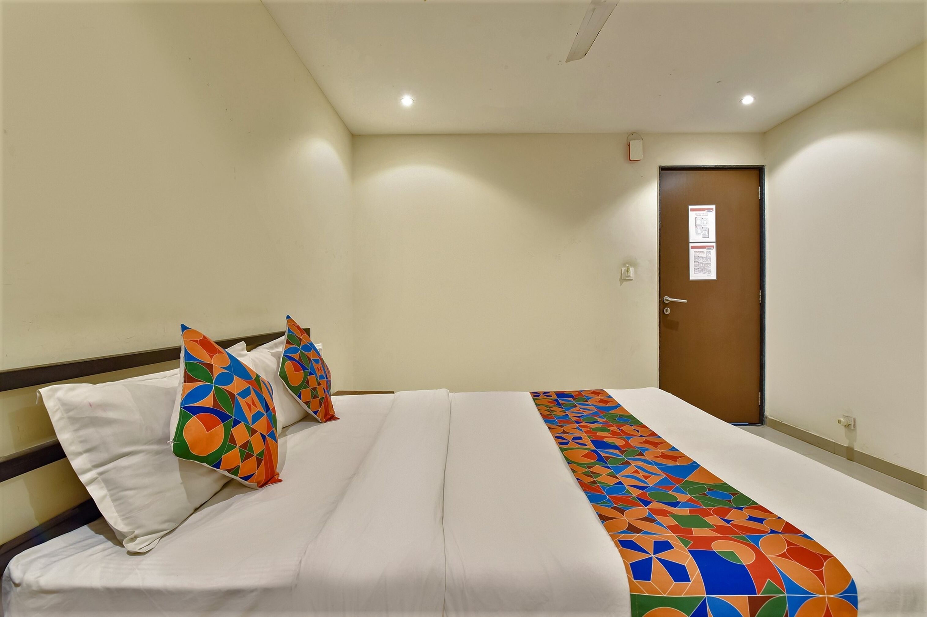 egyptian cotton sheets, premium bedding, desk, free wifi